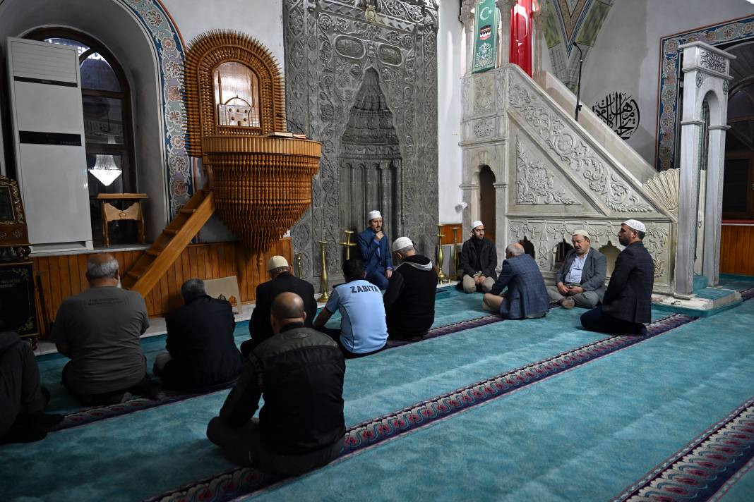 Şehitler ve Filistinliler için sabah namazında tüm camilerde dua edildi - Resim: 1